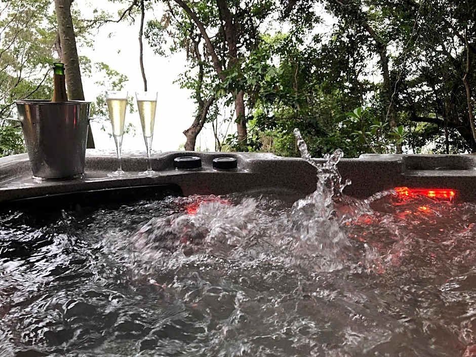 Gunnadoo Holiday Hut with Ocean Views and Jacuzzi