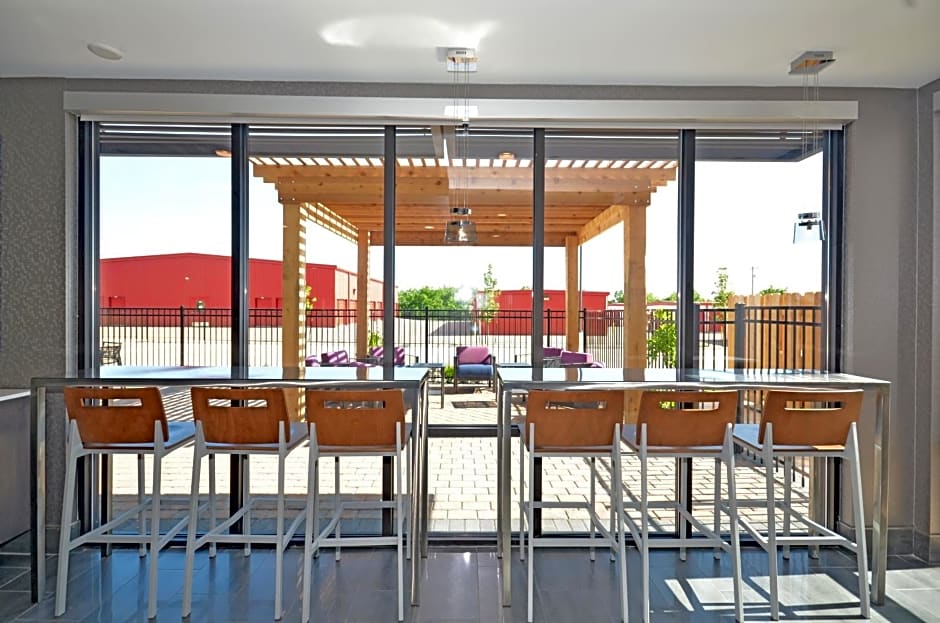 Holiday Inn Express & Suites Oklahoma City Mid - Arpt Area, an IHG Hotel