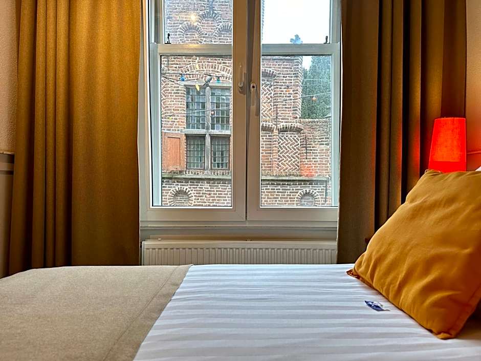 Long John's Pub & Hotel