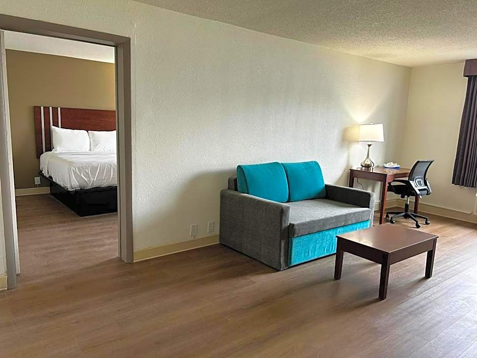 Econo Lodge Inn & Suites