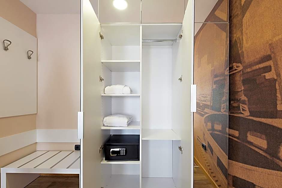 Hotel TESLA - Smart Stay Garni