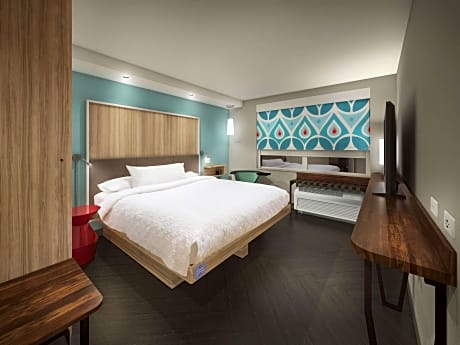 1 King Mobility Accessible W/Bathtub