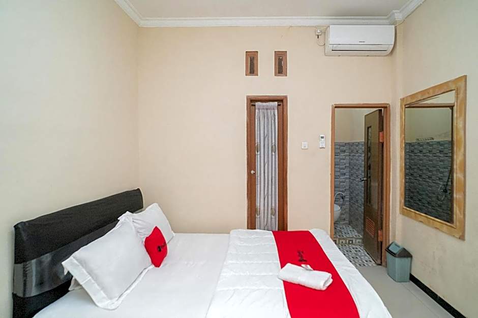 RedDoorz At Villa Akbar 3