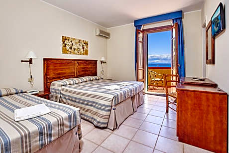 Double or Twin Room with Sea View