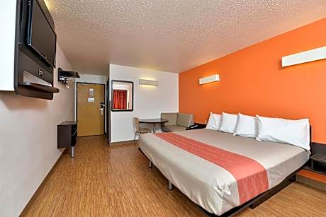 1 Queen Bed | Mobility Access Tub Ste Nsmk