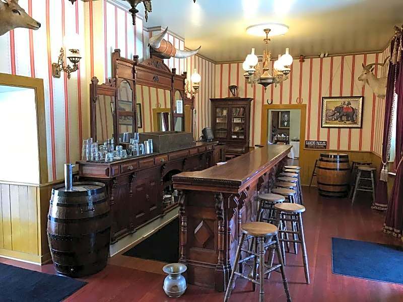 Cosmopolitan Hotel & Restaurant
