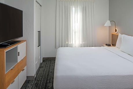 One Bedroom Suite Queen with Tub - Mobility/Hearing Accessible