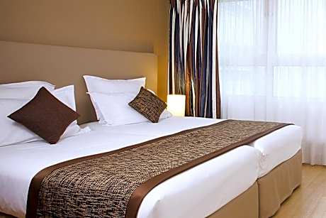 Two Connecting Studio (2 Adults + 2 Children)