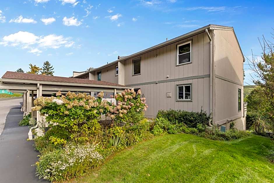 Canandaigua Lake Retreat with view and private beach access, foliage, hike, and Ski
