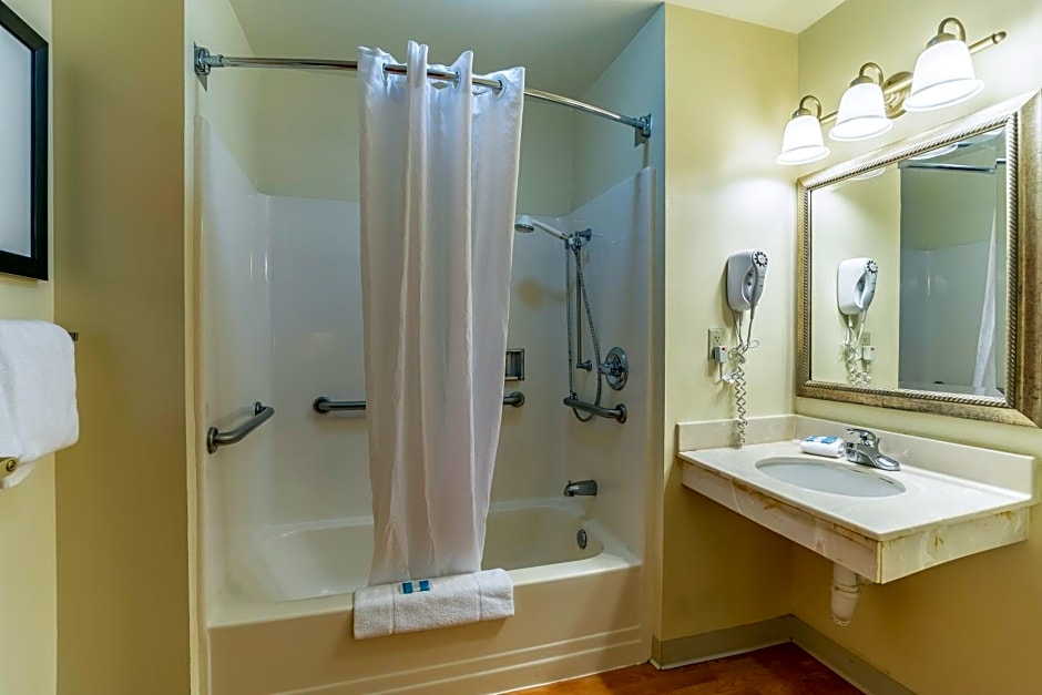 HomeTowne Studios & Suites by Red Roof Columbia