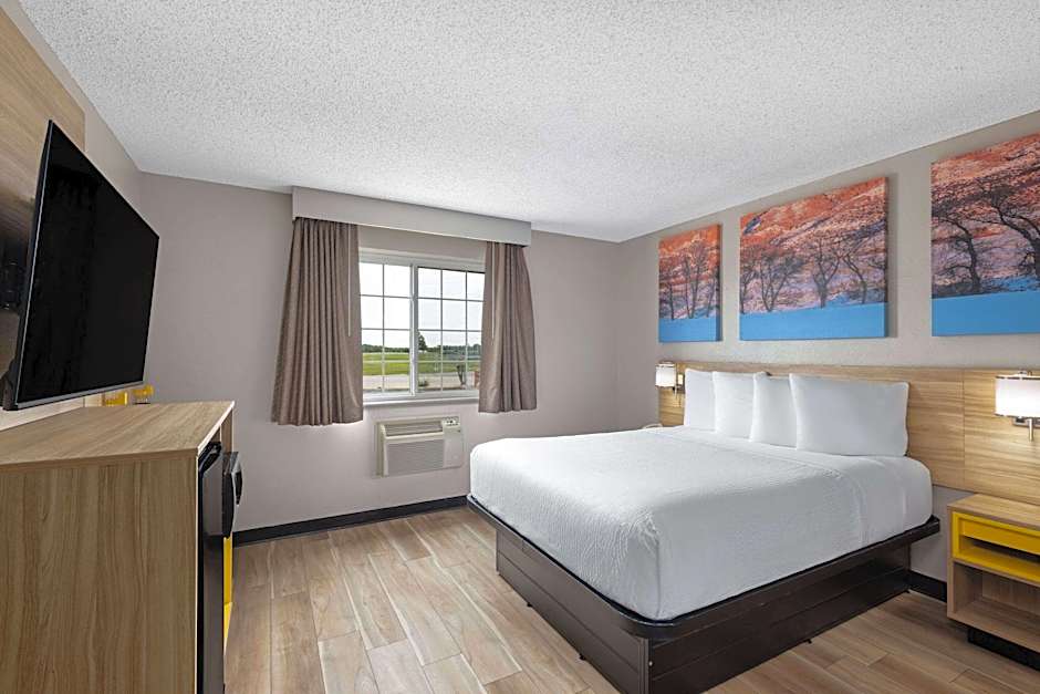 Photo 1 of 1 of 1 Queen Bed, Mobility Accessible, 1st Floor