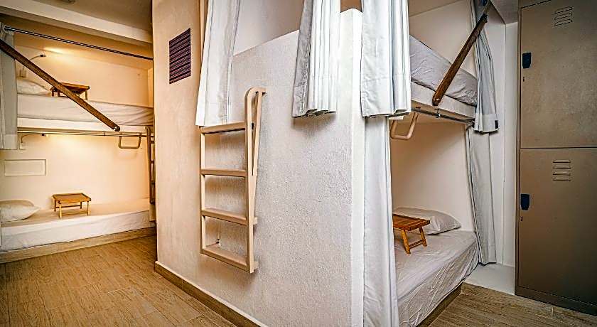 Nomads Party Hotel & Hostel