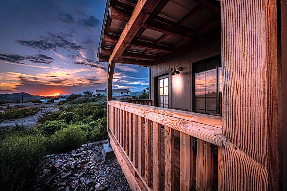 -Pet Friendly- Miners Cabin #5 -Two Double Beds - Private Balcony