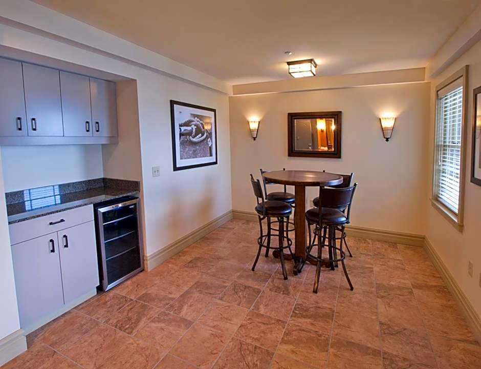 1000 Islands Harbor Hotel