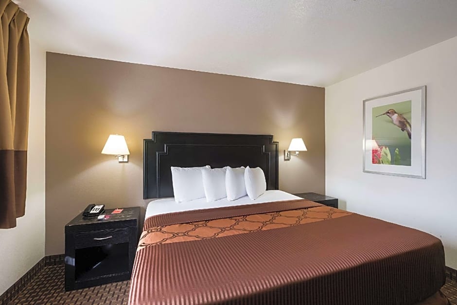 Econo Lodge Inn & Suites