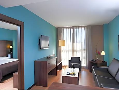 Family Room (2 Adults + 2 Children)