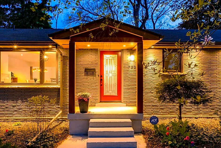 Luxurious & Modern 4BR House w/ 3 Car Parking