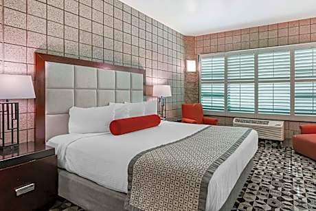 King Room with Roll-in Shower - Disability Access/Non-Smoking