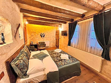 Deluxe Double Room (2 Adults + 1 Child)