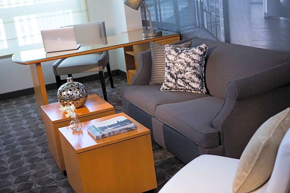 Renaissance Chicago O'Hare Suites Hotel