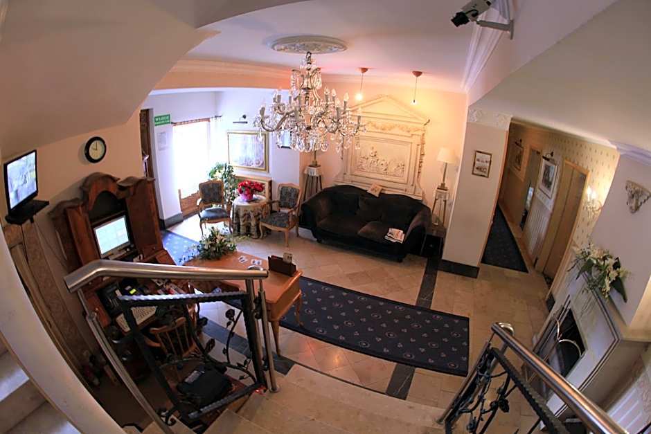 Dedek Park - historyczny dworek w pięknym Parku Skaryszewskim obok Stadionu Narodowego