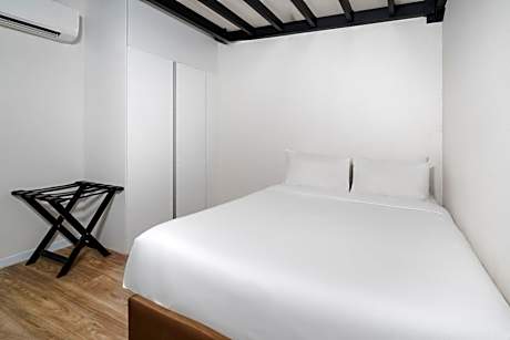 Deluxe Two-Bedroom Suite with One Queen Bed and Two Single Beds - Duplex/Poolside