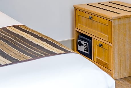 Two Double Rooms next to each other (4 adults)