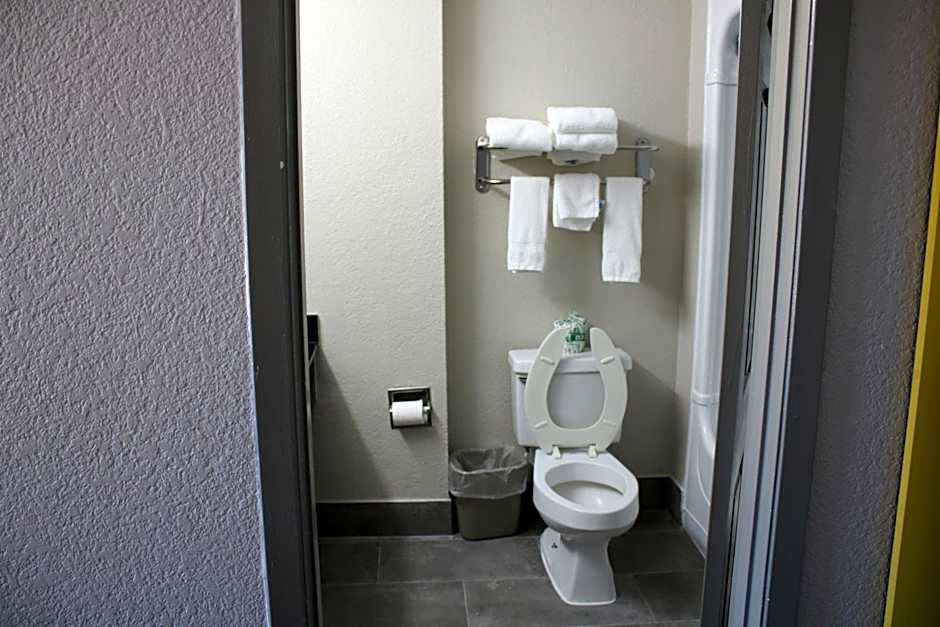 Days Inn by Wyndham Waco University Area