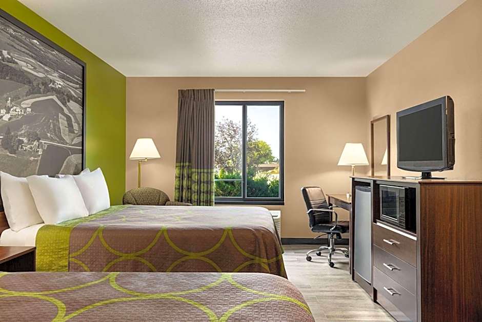 Super 8 by Wyndham Germantown/Milwaukee