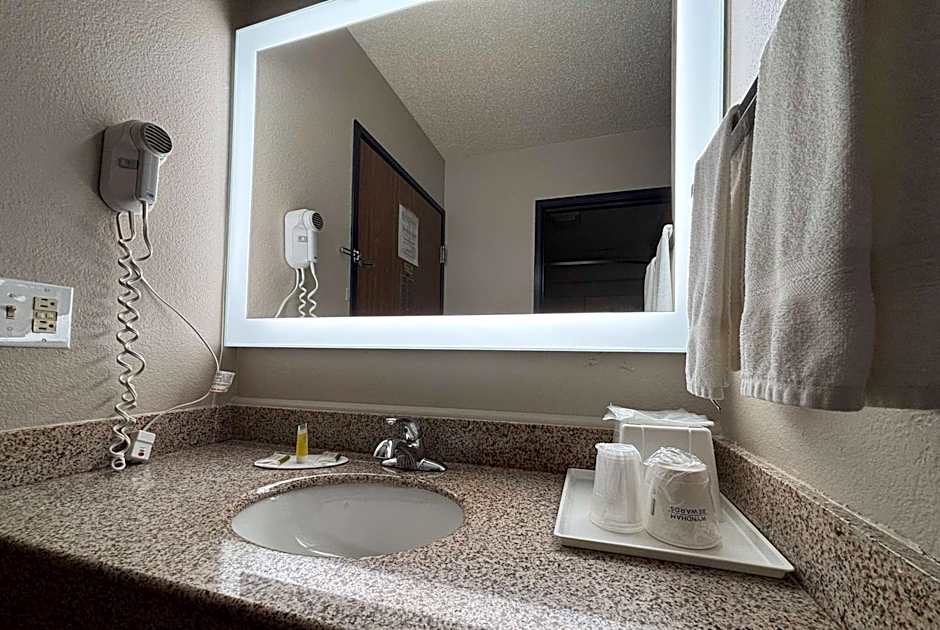 Super 8 by Wyndham Marshall