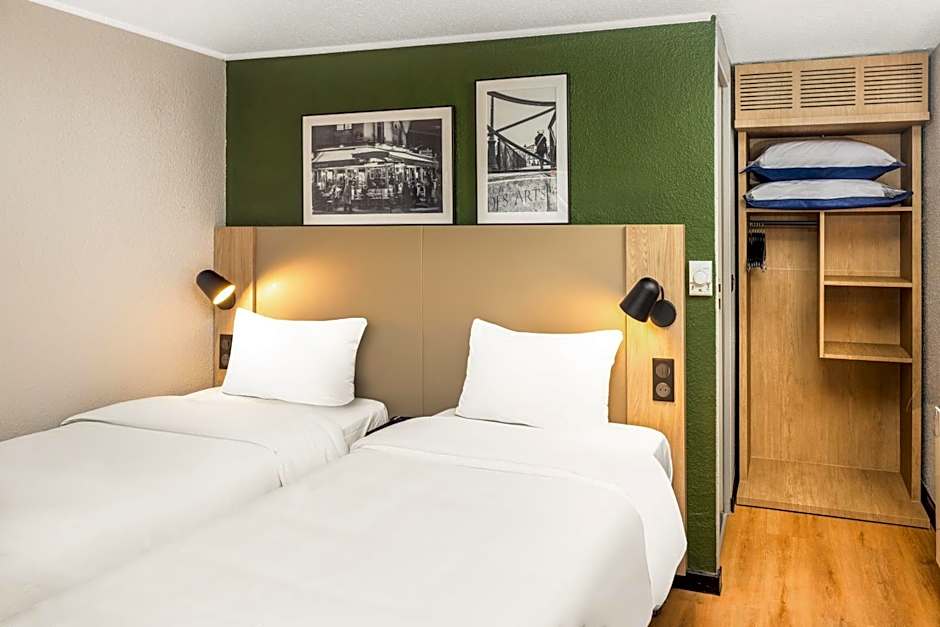 Campanile Les Ulis Hotel