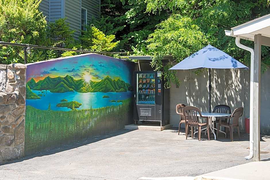 Adirondack Retreat Inn & Suites