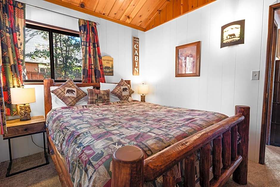 The Cuddle Inn - True feeling of a great cabin! Beautiful and homey! Walking distance to the lake!