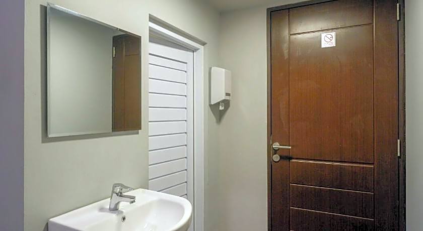 SANS Hotel Empress Simpang Lima