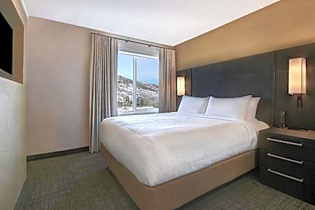 2 Bedroom Suite, Bedroom 1: 1 King, Bedroom 2: 1 Double, Sofa Bed