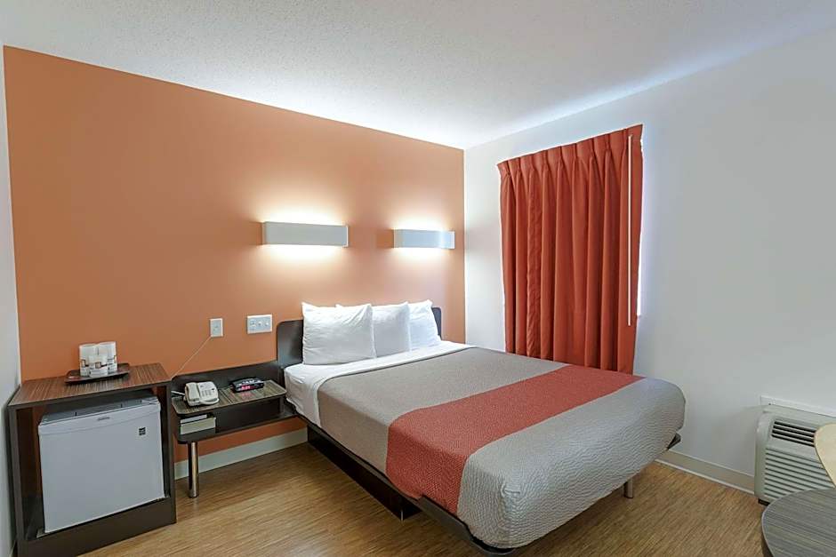 Photo 1 of 4 of Deluxe 1 King Bed