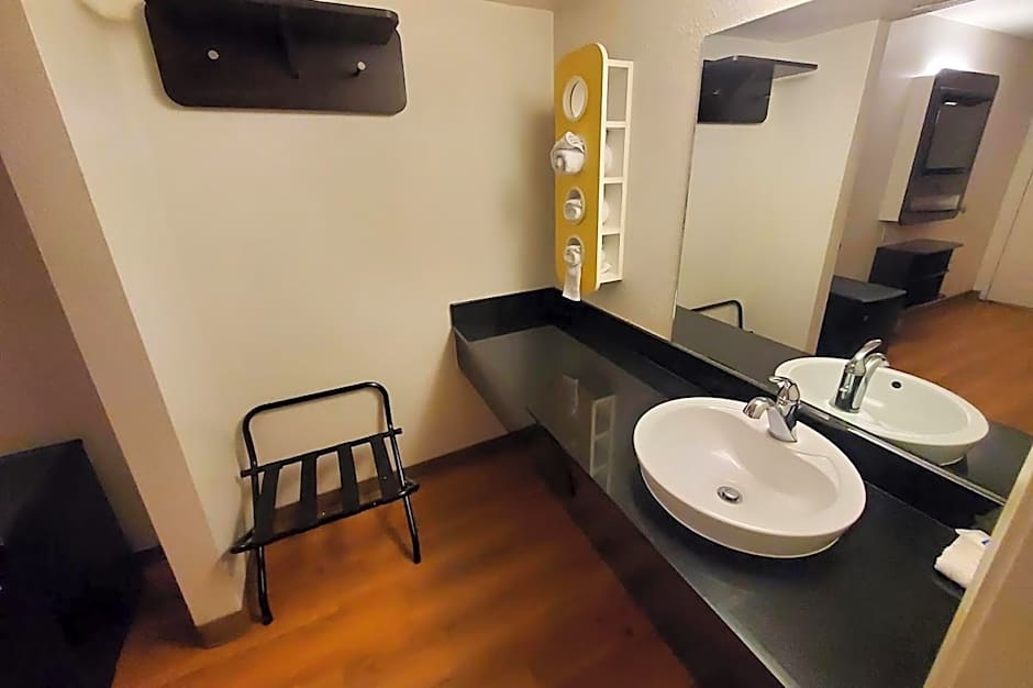 Super 8 by Wyndham Petaluma