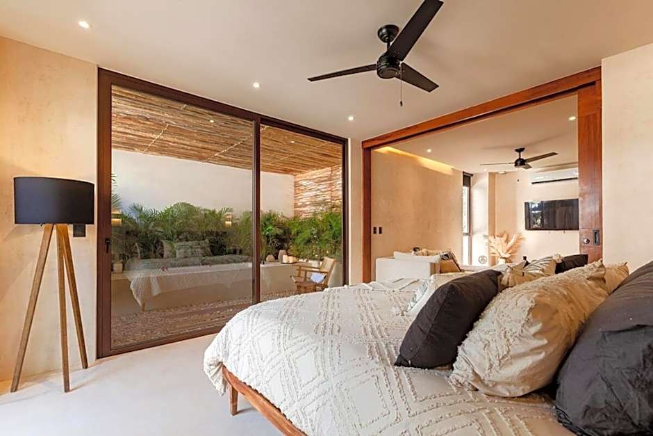 Luxe Jungle Apt 10min To Beach Hot Tub King