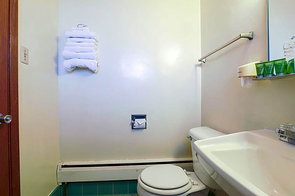 Love Hotels Silver Street by OYO at Hurley WI