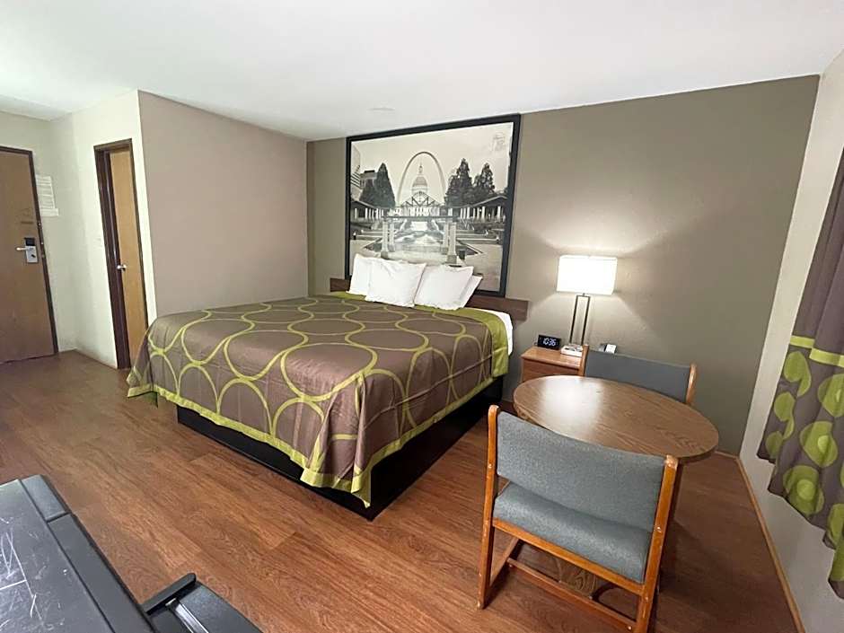 Super 8 by Wyndham Eureka/Six Flags Nearby