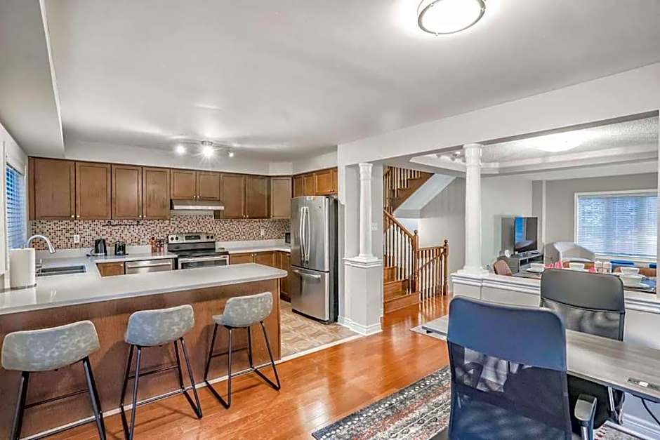 Stylish 4BR Home 20 Mins from YYZ