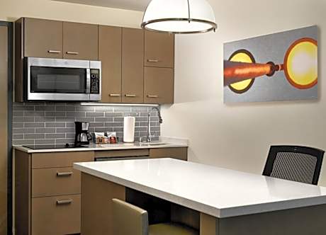 King Studio Suite with Sofa Bed, Kitchen and Tub - Disability Access