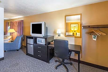 Efficiency King Suite - Non Smoking/Interior Hall