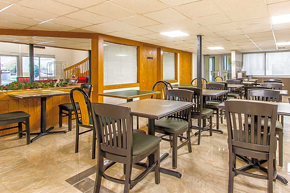 Econo Lodge Inn & Suites Bloomington