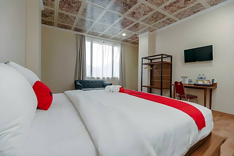 RedDoorz Plus near Soekarno Hatta Airport 2