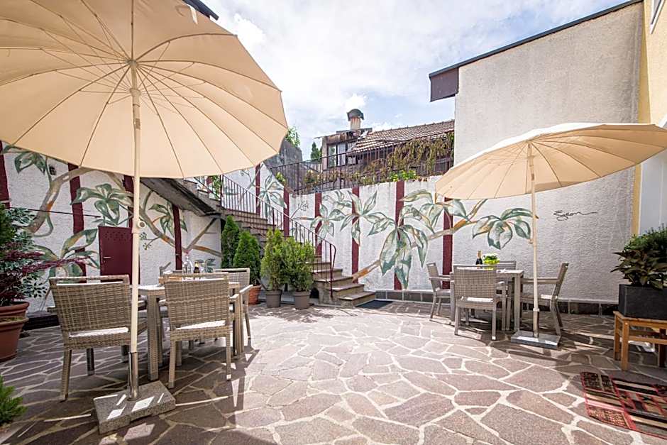 Am Schloss Guest House