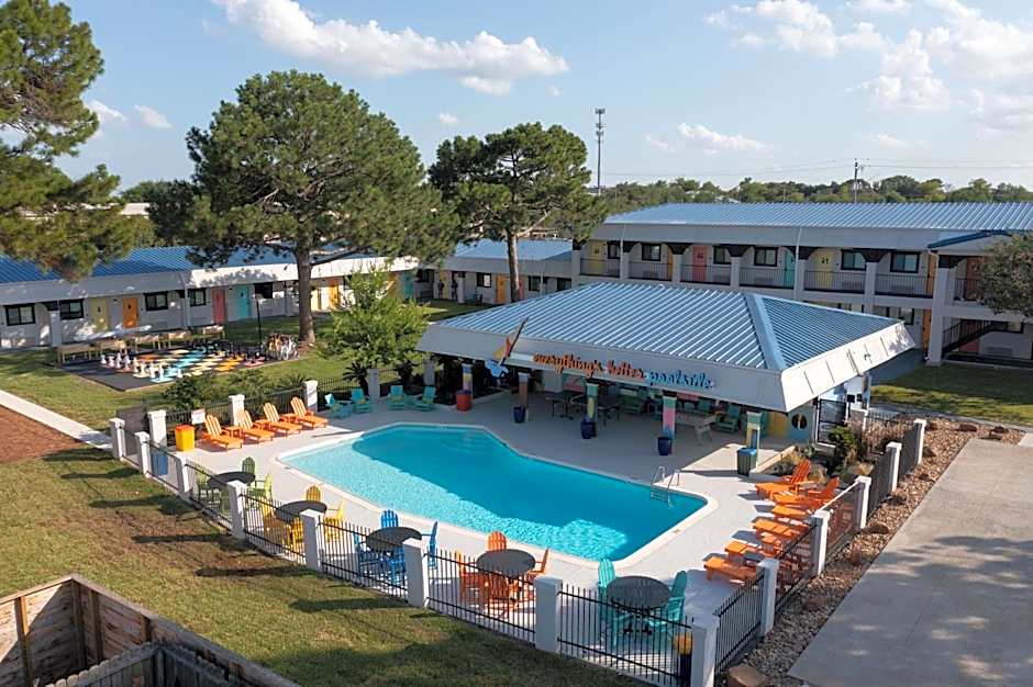 Hotel McCoy - Art, Libations, Pool Society