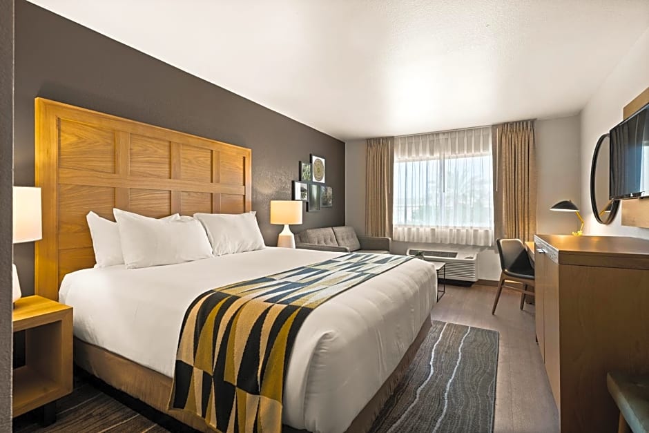 Oxford Suites Redding