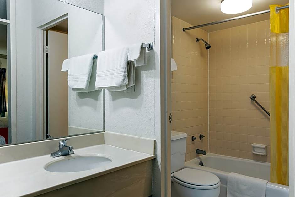 Traveler's Place Inn & Suites