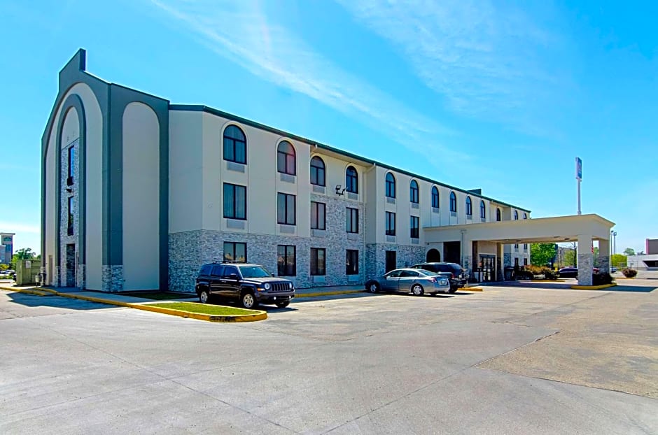 Quality Inn and Suites Near Tanger Outlet Mall